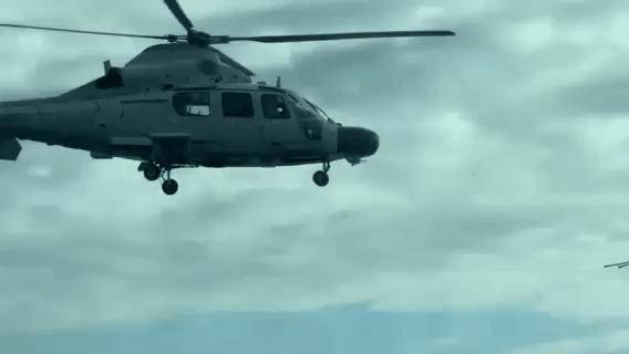 極限三米！黃巖島中菲空中對(duì)峙！武直9強(qiáng)勢(shì)碾壓，菲記者嚇得尖叫