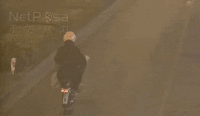 上海一女子邊騎車邊“灑錢”，剛發(fā)的7700元工資都沒了！自己還沒發(fā)現(xiàn)