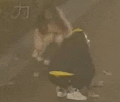 上海一女子邊騎車邊“灑錢”，剛發(fā)的7700元工資都沒了！自己還沒發(fā)現(xiàn)