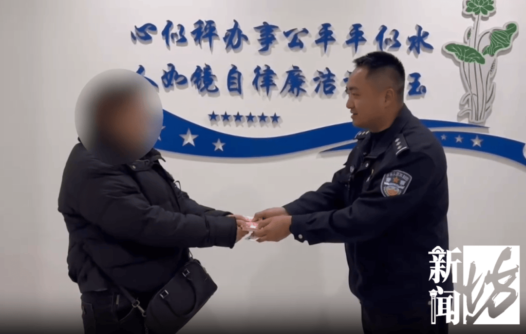 上海一女子邊騎車邊“灑錢”，剛發(fā)的7700元工資都沒了！自己還沒發(fā)現(xiàn)