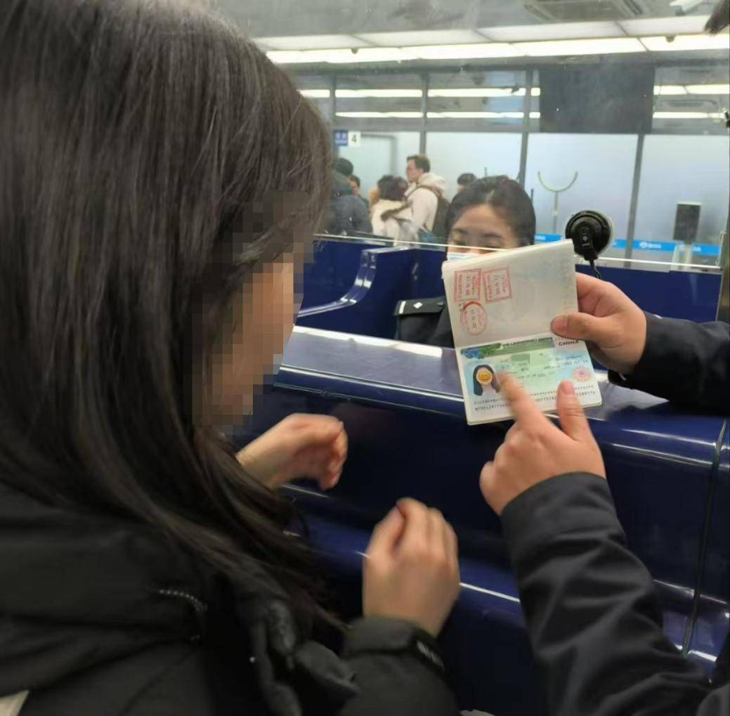別因“顏值”誤大事！用貼紙遮擋護(hù)照照片，或被拒絕入境