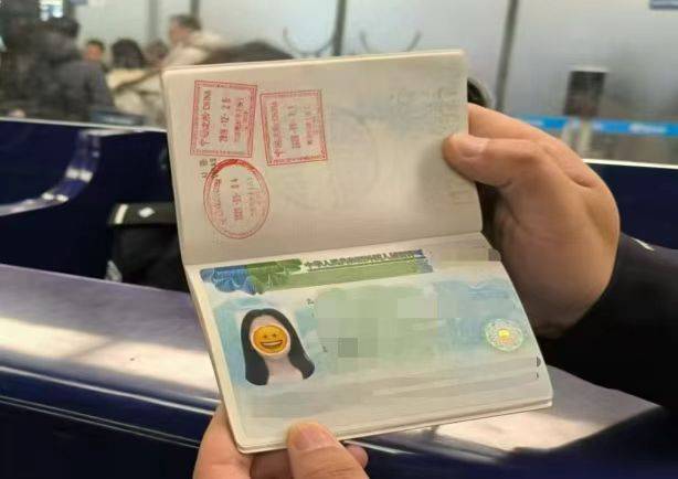 別因“顏值”誤大事！用貼紙遮擋護(hù)照照片，或被拒絕入境