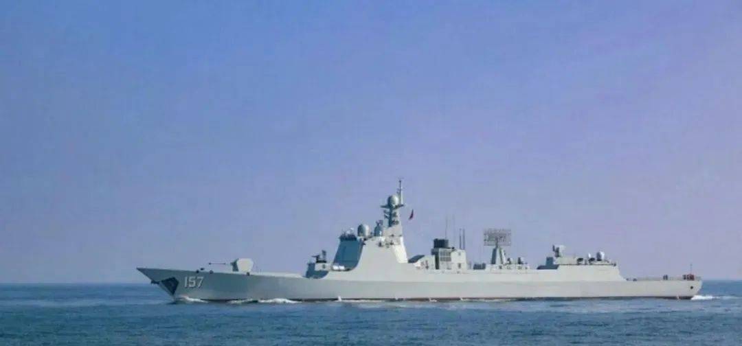 兩岸軍艦再次對峙，臺軍挑釁遭解放軍駁斥，052D卸下主炮炮衣亮劍，臺艦艇灰溜溜撤離，島內(nèi)“綠媒”氣得跳腳