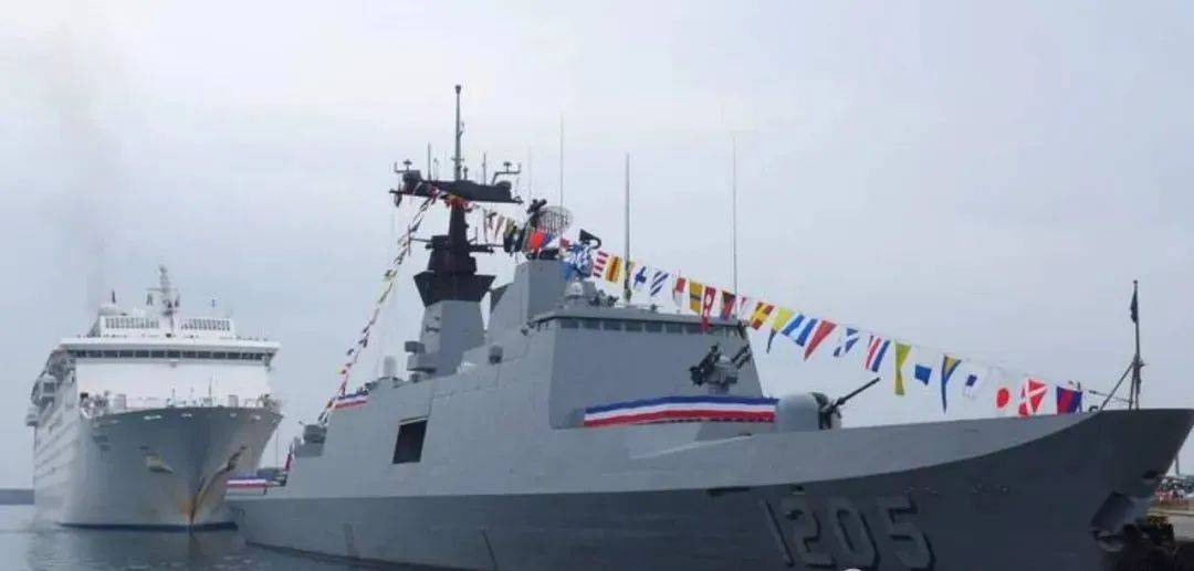 兩岸軍艦再次對峙，臺軍挑釁遭解放軍駁斥，052D卸下主炮炮衣亮劍，臺艦艇灰溜溜撤離，島內(nèi)“綠媒”氣得跳腳