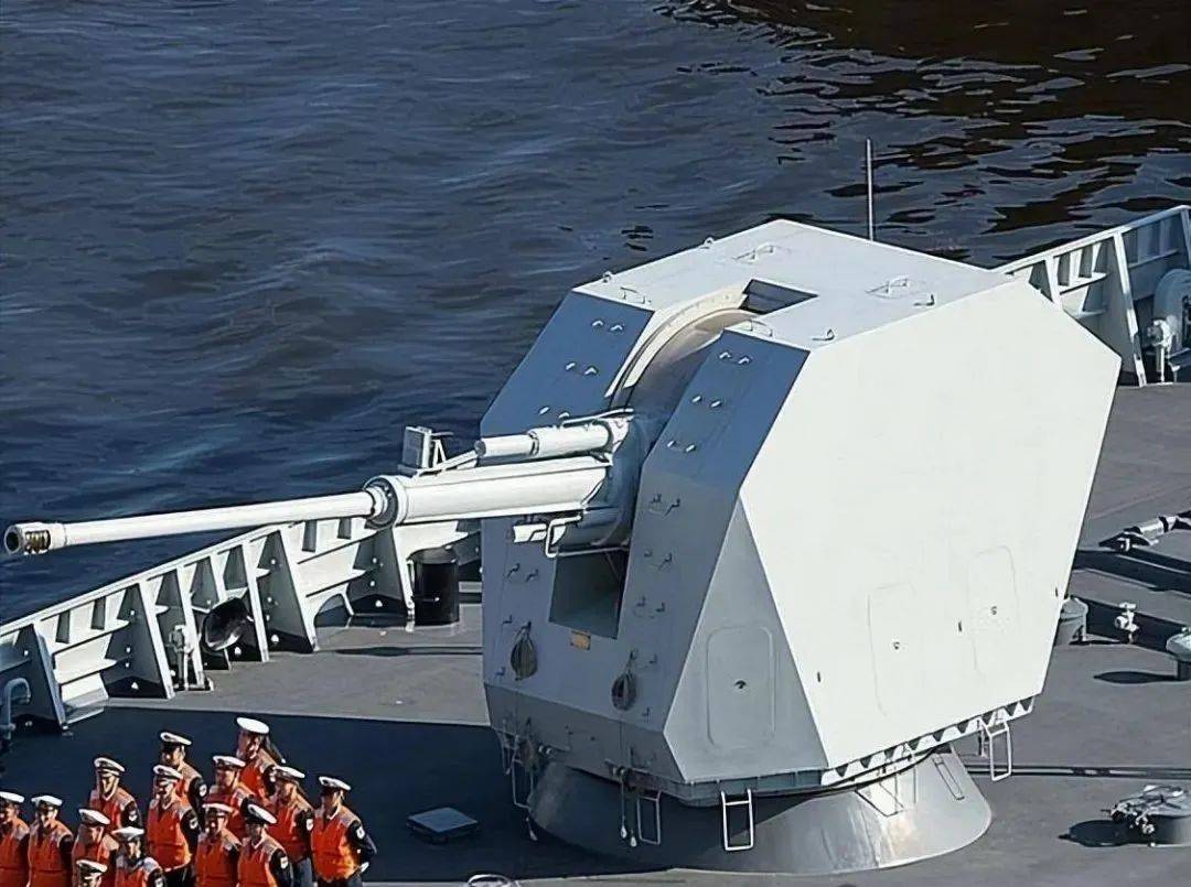 兩岸軍艦再次對峙，臺軍挑釁遭解放軍駁斥，052D卸下主炮炮衣亮劍，臺艦艇灰溜溜撤離，島內(nèi)“綠媒”氣得跳腳
