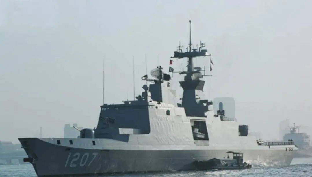 兩岸軍艦再次對峙，臺軍挑釁遭解放軍駁斥，052D卸下主炮炮衣亮劍，臺艦艇灰溜溜撤離，島內(nèi)“綠媒”氣得跳腳