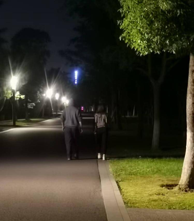 33歲單身女護士公園邂逅58歲已婚教授，懷孕后對方兩帆布口袋裝400萬了斷，她再次索要600萬被判三緩五