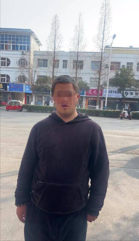 山東一單親媽媽直播間阻止網(wǎng)友辱罵“唐寶”少年遭上門毆打，警方：已受理案件，正調(diào)查