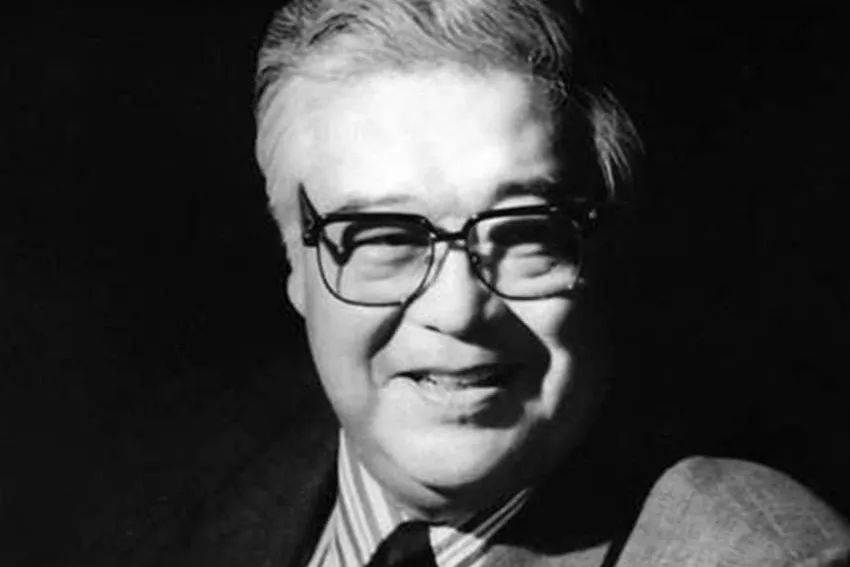 受中央領(lǐng)導(dǎo)同志委托，中宣部副部長、中央廣播電視總臺臺長慎海雄一行，前往北京電影制片廠，深切悼念于洋同志