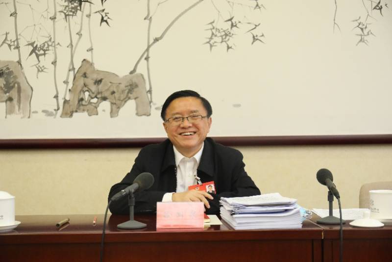 員工不敢休假，過度加班何解？全國政協(xié)委員呼吁處罰違規(guī)企業(yè)
