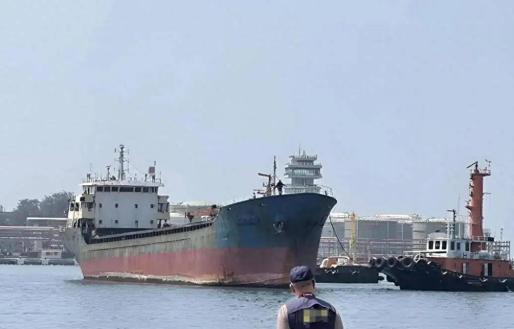 臺(tái)當(dāng)局扣船引臺(tái)海驚濤巨浪？解放軍大規(guī)模部署軍艦彰顯強(qiáng)硬姿態(tài)，未來(lái)兩岸關(guān)系面臨新挑戰(zhàn)