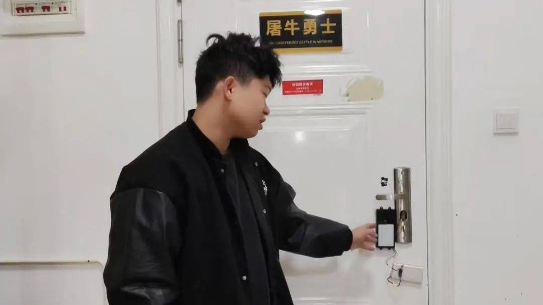 這室友靠譜！長(zhǎng)沙一學(xué)生花80元為宿舍自制指紋鎖：從小喜歡搗鼓，做出來(lái)感覺(jué)特別爽