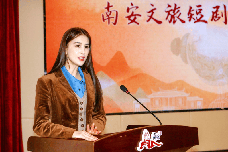 離婚之后變霸總？黃圣依以總裁身份帶團隊做短劇