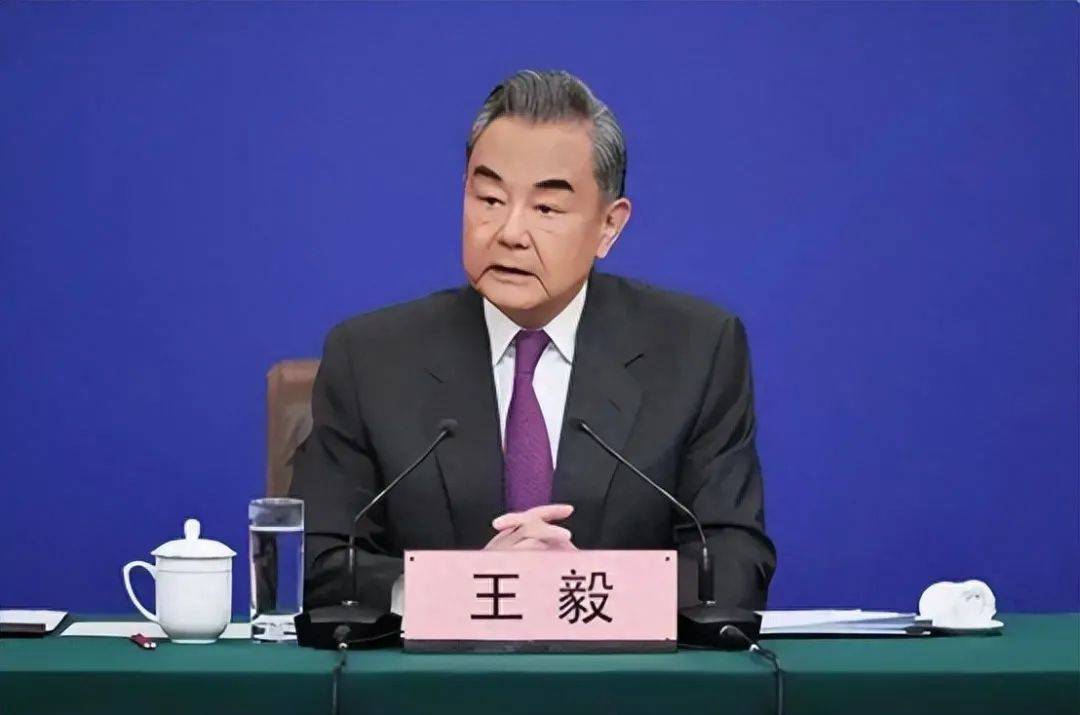 王毅再定臺灣地位，臺當(dāng)局激烈反擊三招，解放軍八字法則展示決心