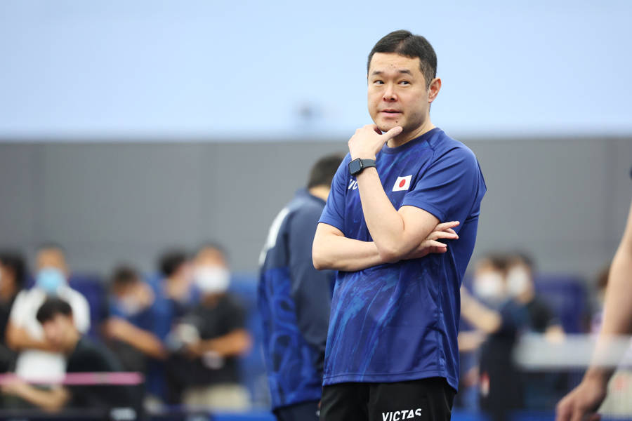 張本智和負(fù)于王楚欽無(wú)緣決賽，賽后與恩師田勢(shì)邦史擁抱告別