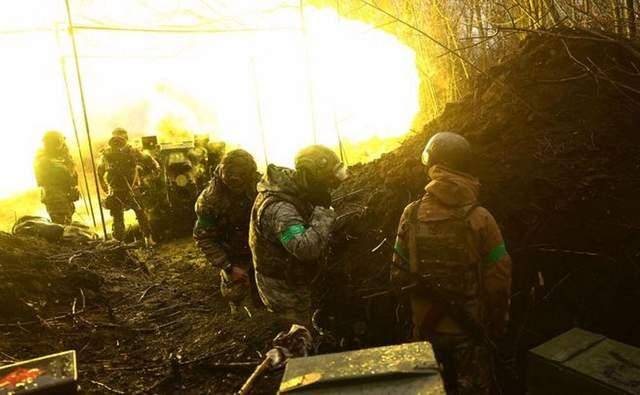 俄軍埋伏敖德薩，西方軍火船剛進港，導(dǎo)彈鋪天蓋地，馭火狂襲而來