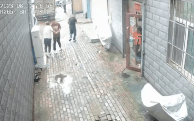 男子因停車糾紛酒后持刀闖他人庫(kù)房遭“反殺”，傷人者死緩判決被撤銷