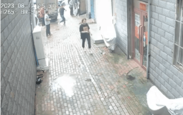 男子因停車糾紛酒后持刀闖他人庫(kù)房遭“反殺”，傷人者死緩判決被撤銷