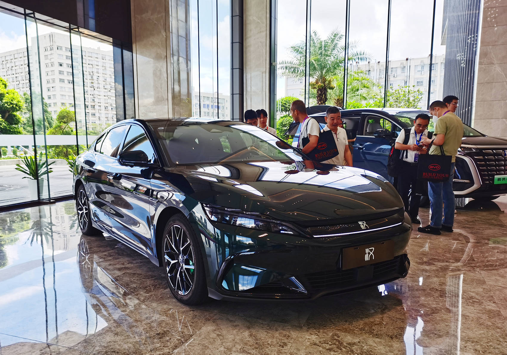 營收7771億元，超越特斯拉！剛剛，比亞迪炸裂發(fā)布：擬派現超120億元