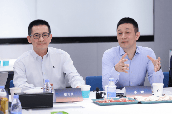 李斌否認蔚來鋪張浪費：高鐵坐二等座，出差住全季，超標要自己貼錢！從董事長到一線的員工標準一樣