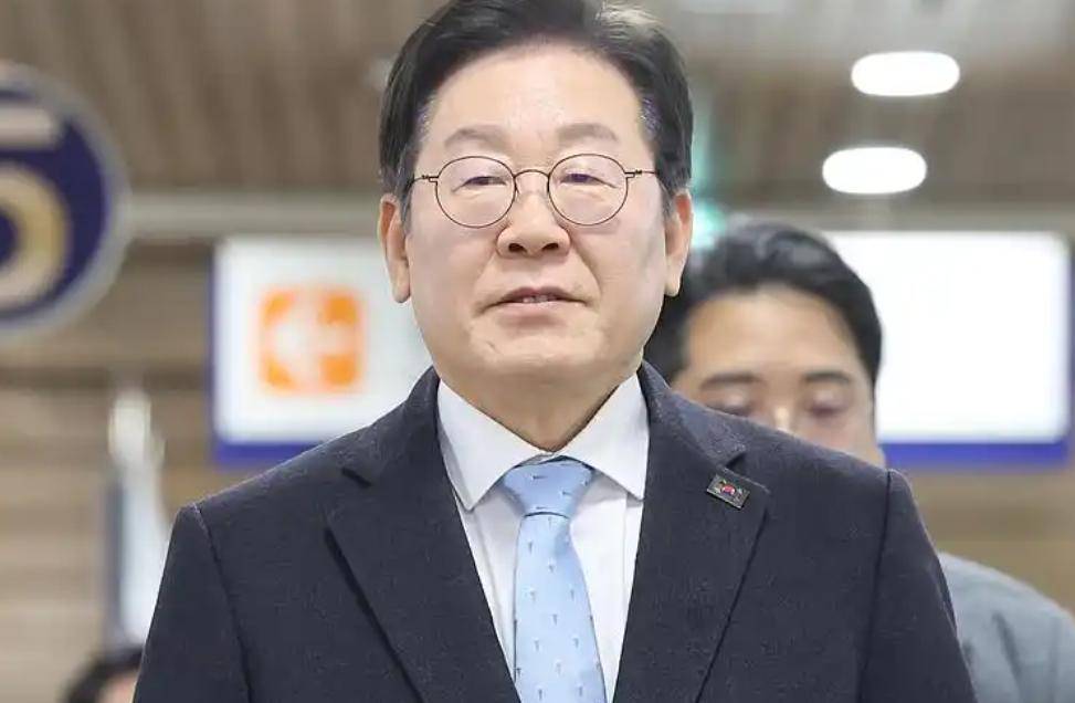 支持率反超，尹錫悅被逼下臺(tái)，李在明沉默不語(yǔ)，韓國(guó)被列入黑名單