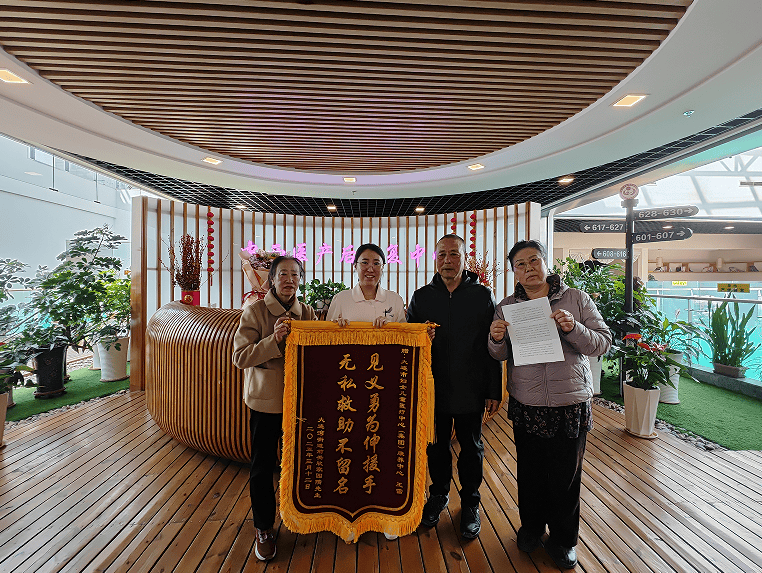 事發(fā)大連，一對(duì)夫妻開車時(shí)看到一位老人躺在地上……越想越不對(duì)勁