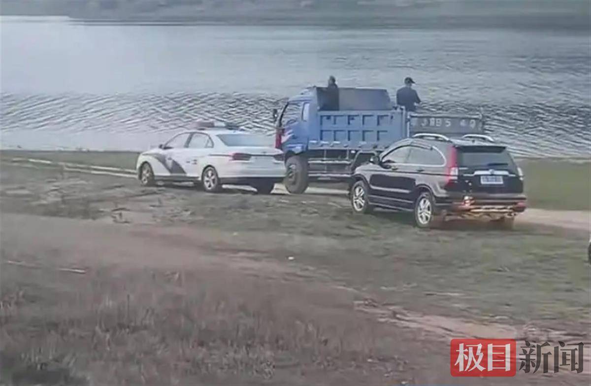 常德一釣友下水追魚(yú)竿時(shí)溺亡，村干：他會(huì)游泳，可能因?yàn)樗涑榻?></p>
<p>視頻截圖</p>
<p>3月22日，一名目擊者告訴極目新聞?dòng)浾撸?9日中午，石門(mén)縣一座水庫(kù)邊，一名男子在釣魚(yú)時(shí)魚(yú)竿脫手，男子脫了衣服下水追魚(yú)竿，但不幸溺亡。公安等救援人員趕到后，下午將男子遺體打撈上岸。溺亡的男子四十多歲，他的衣服以及釣魚(yú)的箱子等都放在岸邊。</p>
<p>25日，有網(wǎng)友稱(chēng)，事發(fā)在石門(mén)縣寺埡水庫(kù)。當(dāng)?shù)卮甯刹拷榻B，男子釣魚(yú)的位置比較偏，是其他人發(fā)現(xiàn)男子久久沒(méi)有上岸這才發(fā)現(xiàn)出了事。據(jù)事后了解，男子會(huì)游泳，雖然當(dāng)天氣溫高但水溫低，加上男子著急追魚(yú)竿，下水時(shí)準(zhǔn)備活動(dòng)不充分，這才導(dǎo)致男子下水后可能出現(xiàn)了抽筋，最終溺亡。</p>
                			    
			</div>
			<div   id=