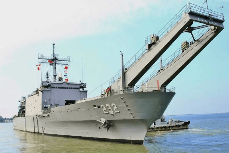 臺軍稱臺坦克登陸艦和大陸漁船相撞 漁船跑了