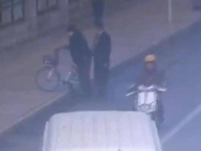 騎自行車(chē)碰瓷！北京一六旬男子騙取25人共4.6萬(wàn)余元，法院判了