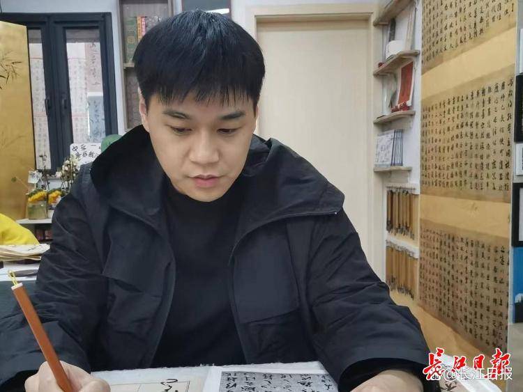 “書法可怡情，不能當(dāng)飯吃”？90后小伙靠它7年還清2000萬元巨債