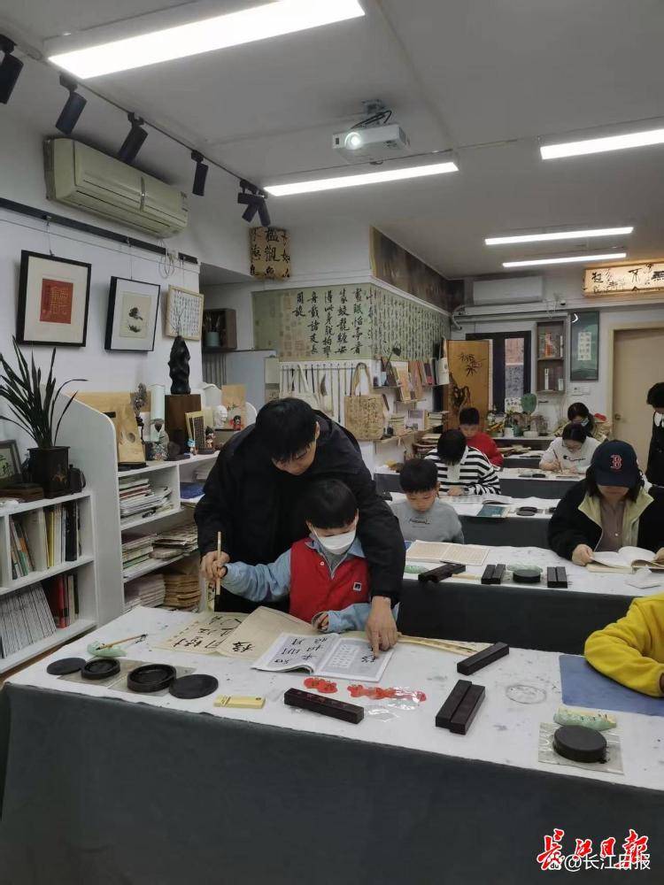 “書法可怡情，不能當(dāng)飯吃”？90后小伙靠它7年還清2000萬元巨債