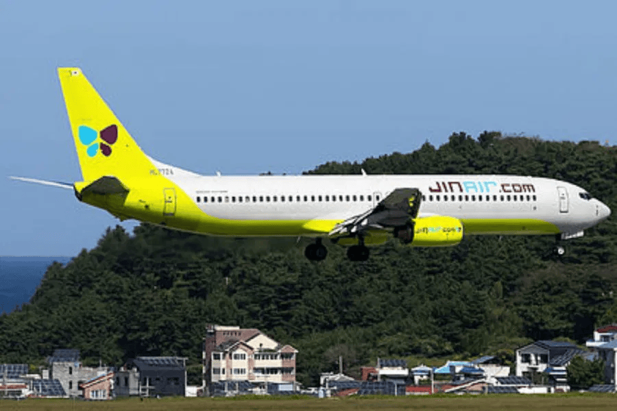 韓國一機(jī)長疑把“R”錯聽成“L” 降錯跑道，致兩架飛機(jī)險些相撞，塔臺：為準(zhǔn)航空事故