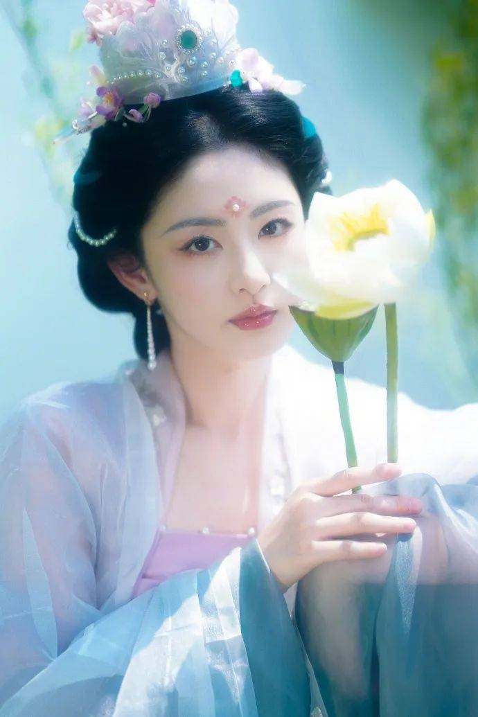 于正夸旗下女星“這絕世容顏”上熱搜，評論區(qū)翻車，女方回應(yīng)