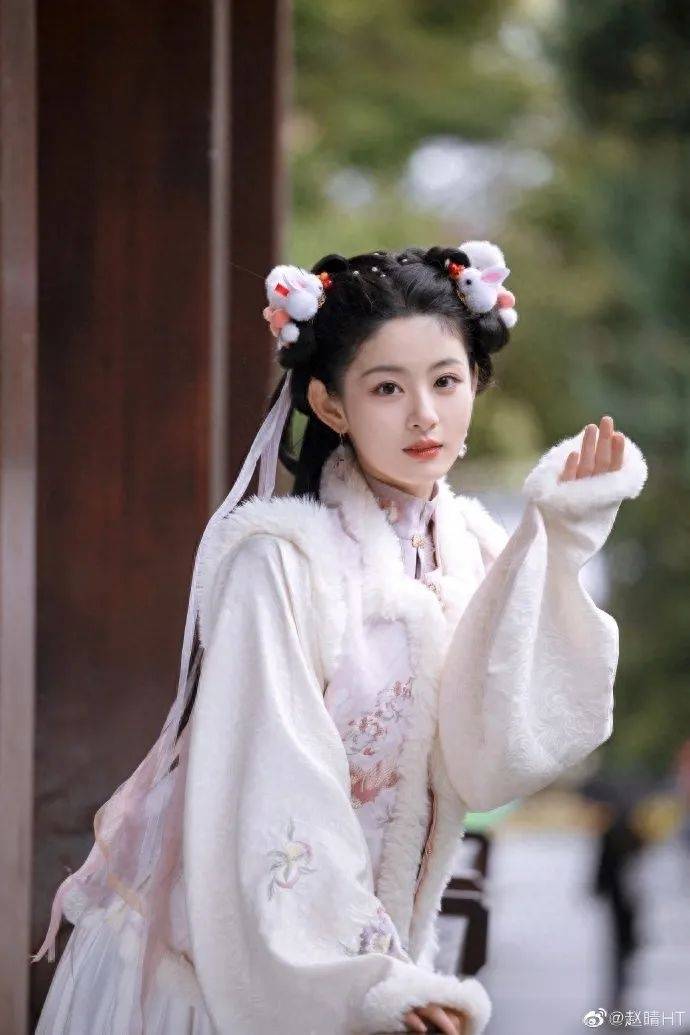 于正夸旗下女星“這絕世容顏”上熱搜，評論區(qū)翻車，女方回應(yīng)