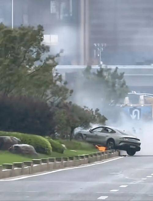 小米SU7高速碰撞爆炸致3人死亡，事故原因引關(guān)注