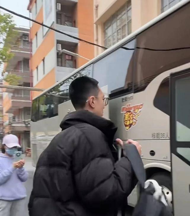 杜鋒帶13人出征上海！4外援+23兄弟，貝貝獲重用
