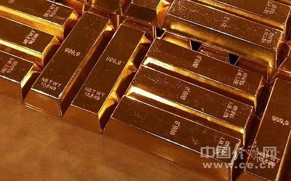 金價跳水！有人拉著行李箱掃貨