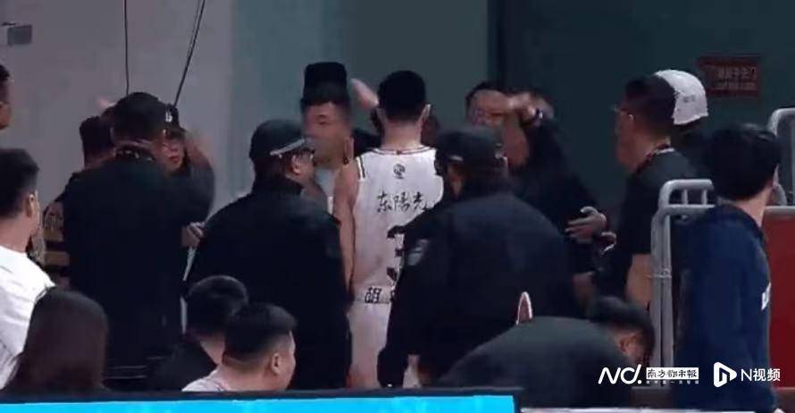 八強戰(zhàn)廣東男籃再負山西，杜鋒：胡明軒被罰下對我們傷害太大