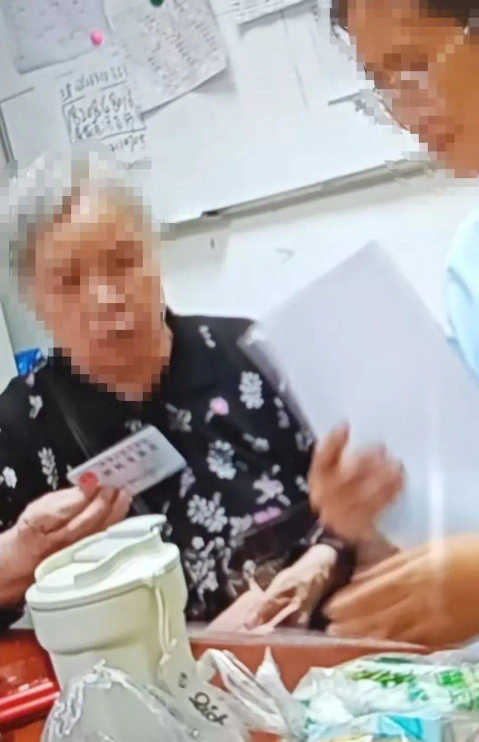 84歲老太被大女兒帶出養(yǎng)老院，取光40萬(wàn)存款！小女兒：養(yǎng)老院應(yīng)擔(dān)責(zé)