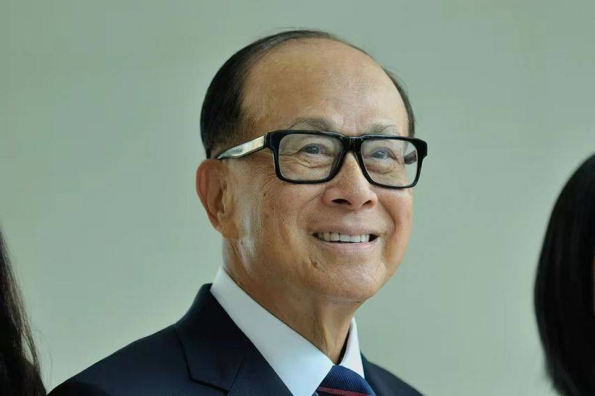 “求饒”晚了！最后一小時(shí)被無限期凍結(jié)，李嘉誠(chéng)搬起石頭砸自己的腳