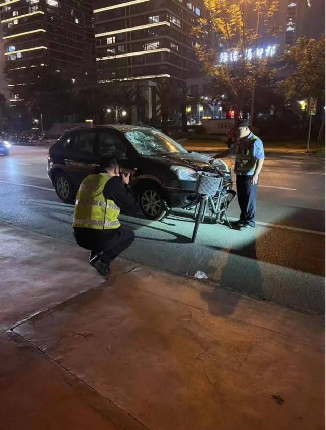 六旬男子騎車被越野車撞飛，女兒發(fā)帖：肇事司機是退休法官