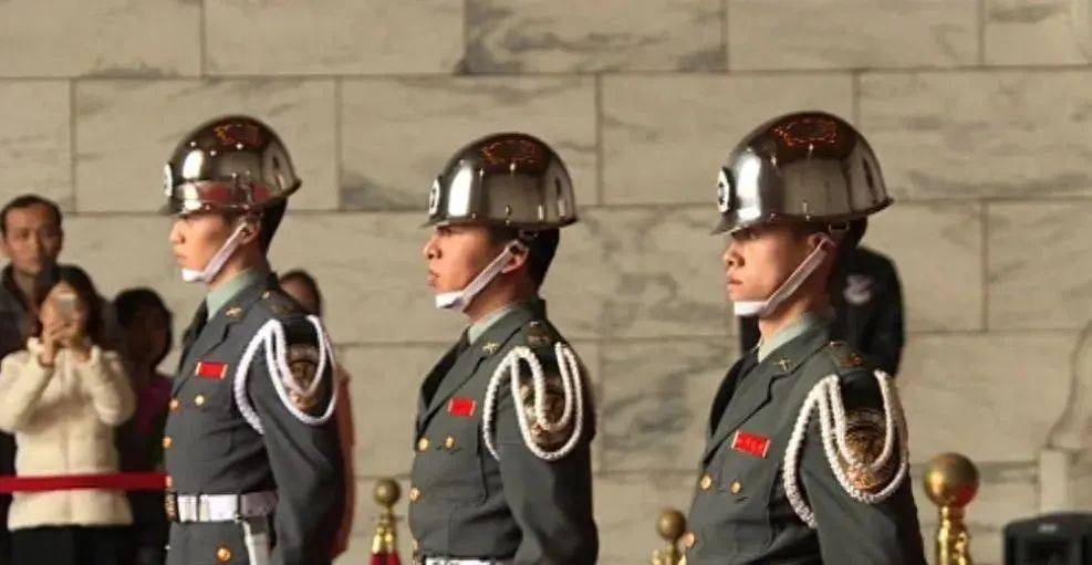 6名臺軍舉五星紅旗，拒為臺獨(dú)當(dāng)炮灰，臺媒：賴清德衛(wèi)兵也要投誠