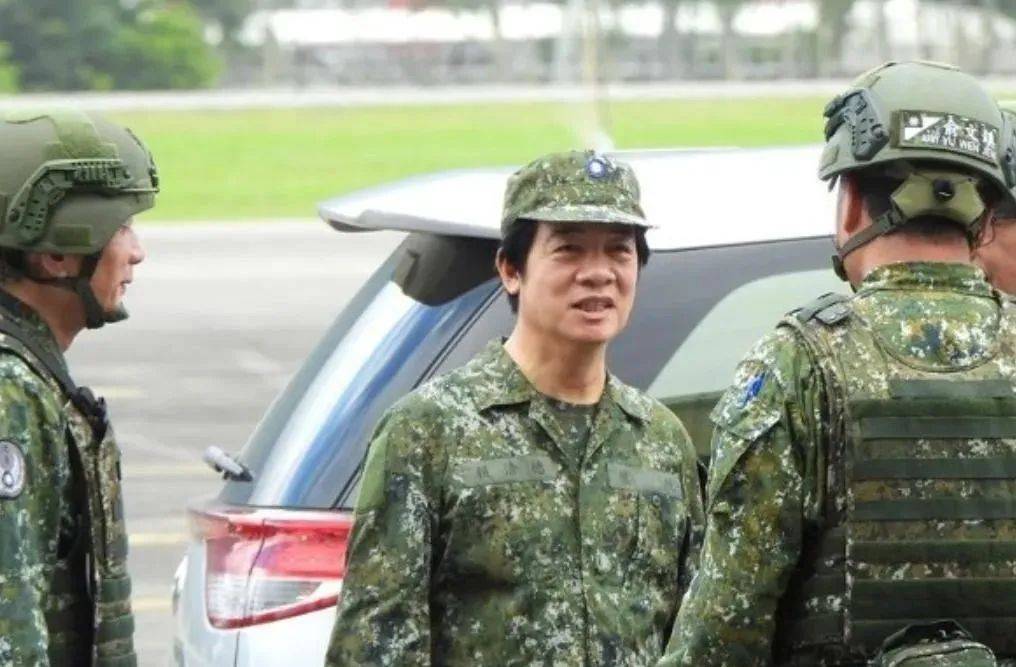 6名臺軍舉五星紅旗，拒為臺獨(dú)當(dāng)炮灰，臺媒：賴清德衛(wèi)兵也要投誠