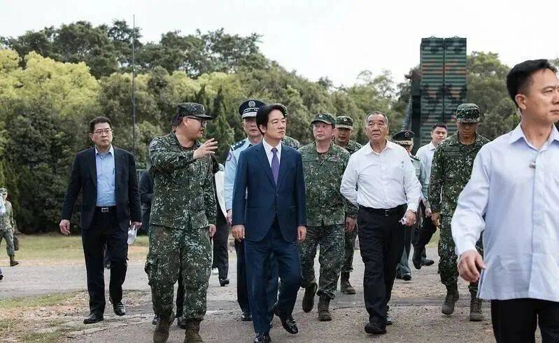 6名臺軍舉五星紅旗，拒為臺獨(dú)當(dāng)炮灰，臺媒：賴清德衛(wèi)兵也要投誠