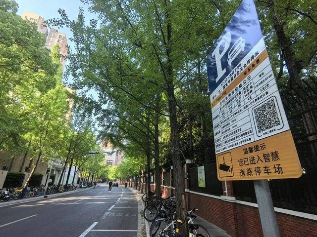 家長吐槽：接孩子4分鐘，收費(fèi)3元！不少人干脆停在路中間…涉及上海多區(qū)，都是這類停車場