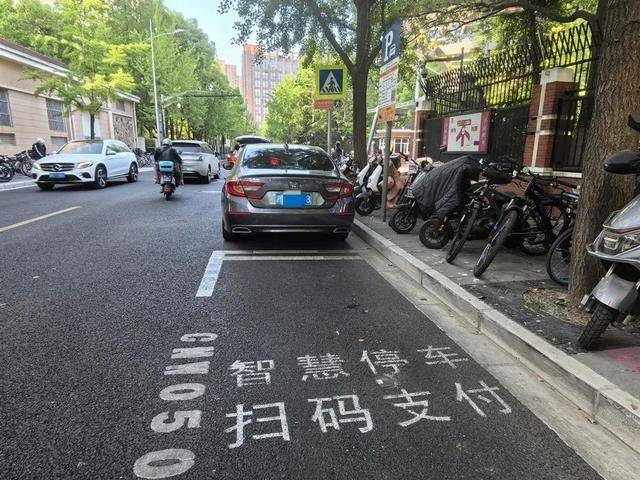 家長吐槽：接孩子4分鐘，收費(fèi)3元！不少人干脆停在路中間…涉及上海多區(qū)，都是這類停車場