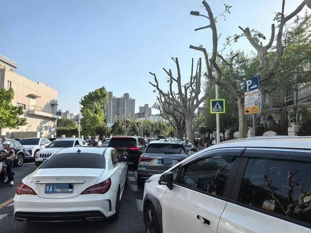 家長吐槽：接孩子4分鐘，收費(fèi)3元！不少人干脆停在路中間…涉及上海多區(qū)，都是這類停車場