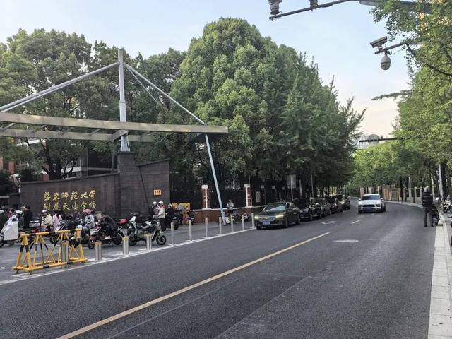 家長吐槽：接孩子4分鐘，收費(fèi)3元！不少人干脆停在路中間…涉及上海多區(qū)，都是這類停車場