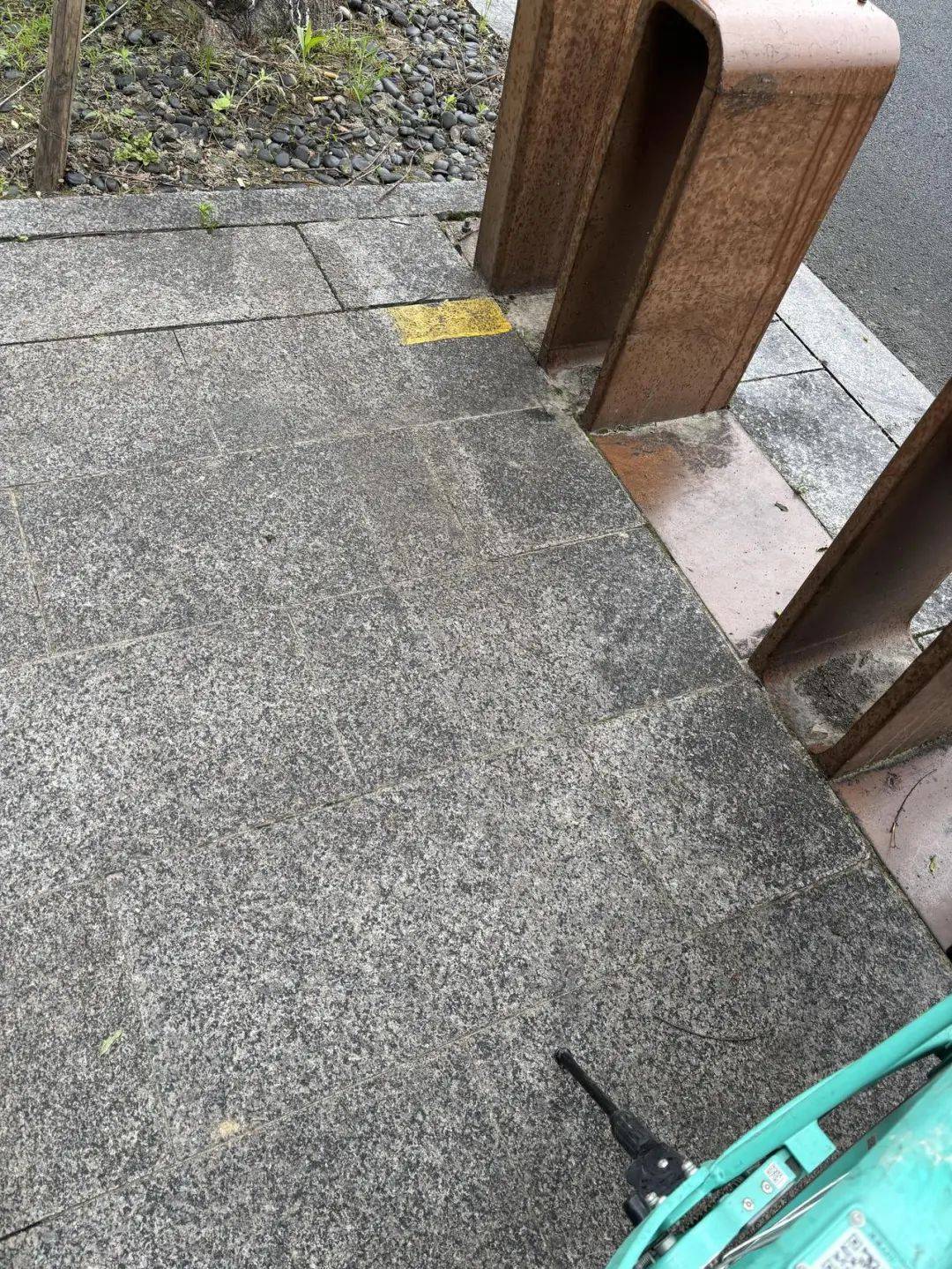 擦不掉，根本擦不掉！杭州女子家門口遭“暗算”：這是啥？