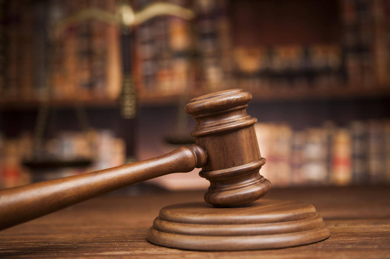 男子入室盜竊被發(fā)現(xiàn)后竟將女子壓在床上，一審被判6年半 上訴稱不構(gòu)成搶劫罪而是想猥褻對方被駁回